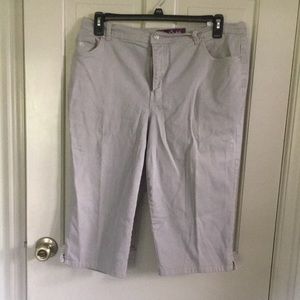 Beige Gloria Vanderbilt Capris